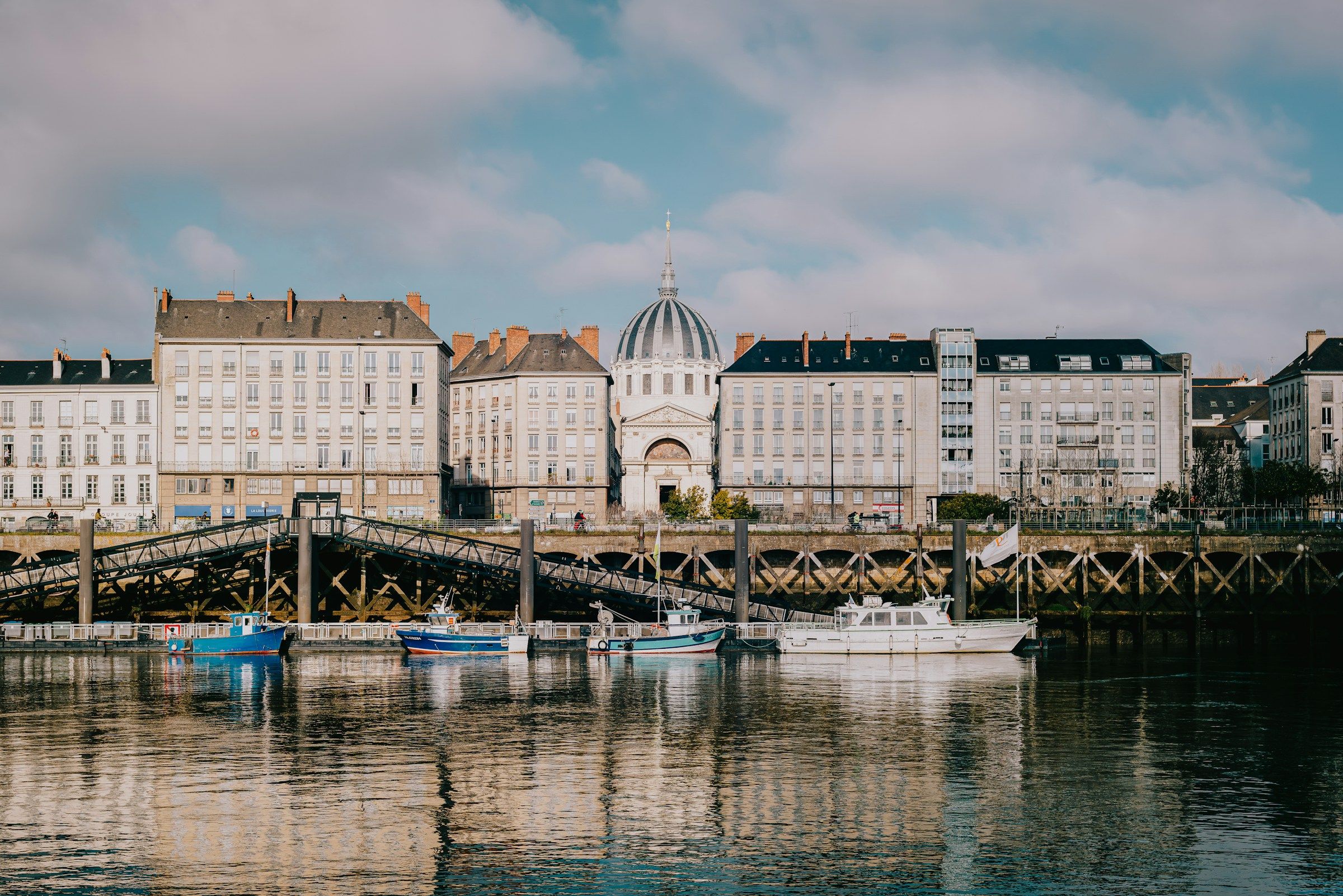 Les quais de la Loire à Nantes, avec leurs immeubles en pierre reflétés dans l’eau